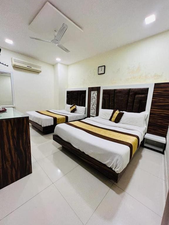 Family Room room - Image 3