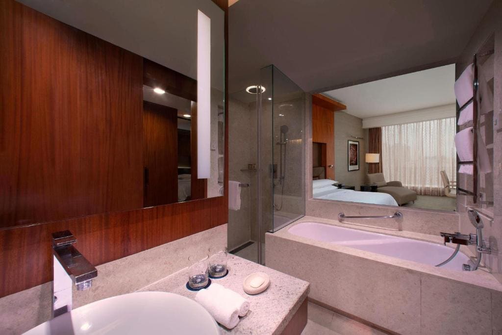Sheraton Club, Club Level, Guest room, 1 King room - Image 3