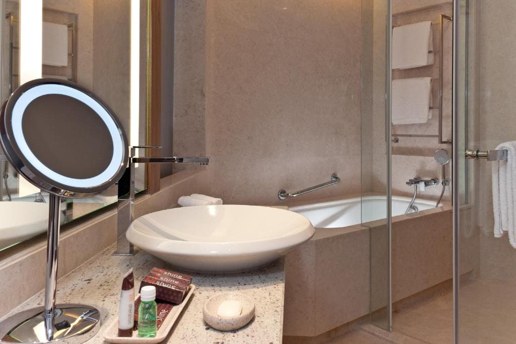 1 Bedroom Larger Suite, 1 King, Club lounge access room - Image 2
