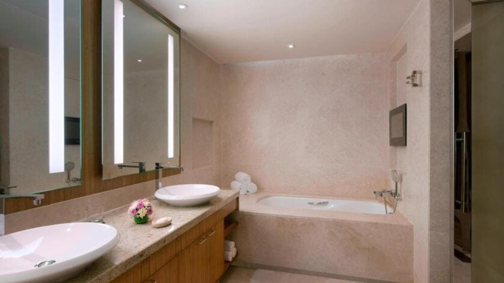Sheraton Club, Club Level, Guest room, 2 Queen room - Image 3
