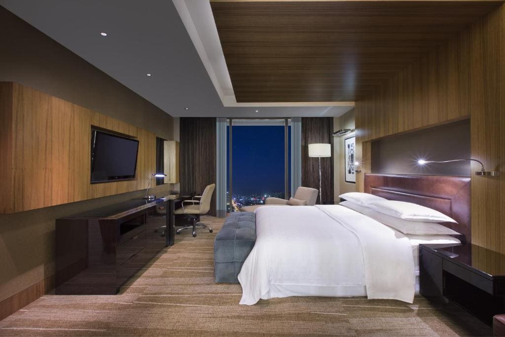 1 Bedroom Larger Suite, 1 King, Club lounge access room - Image 1