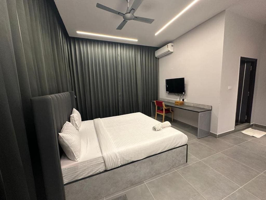 Deluxe Double Room with Balcony room - Image 1