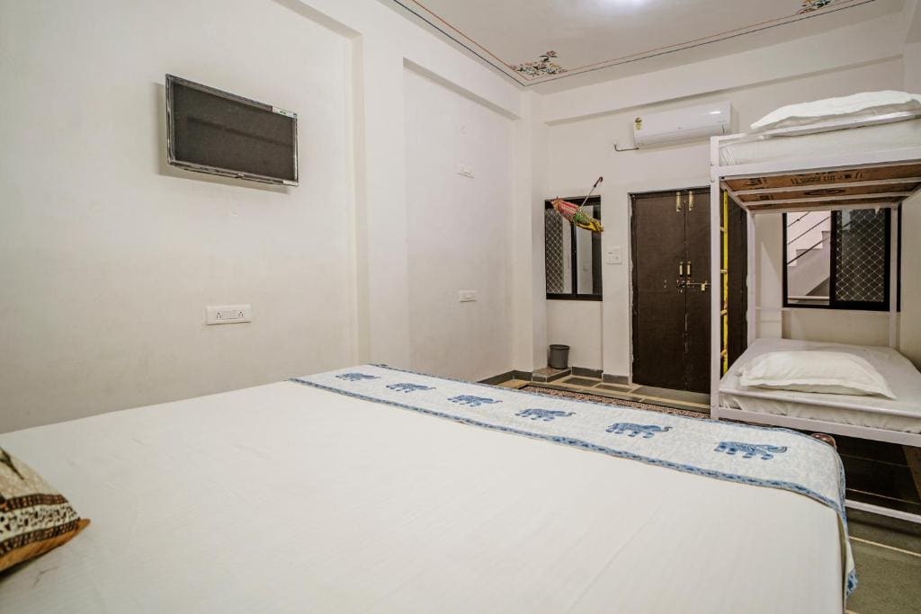 Family Room room - Image 3