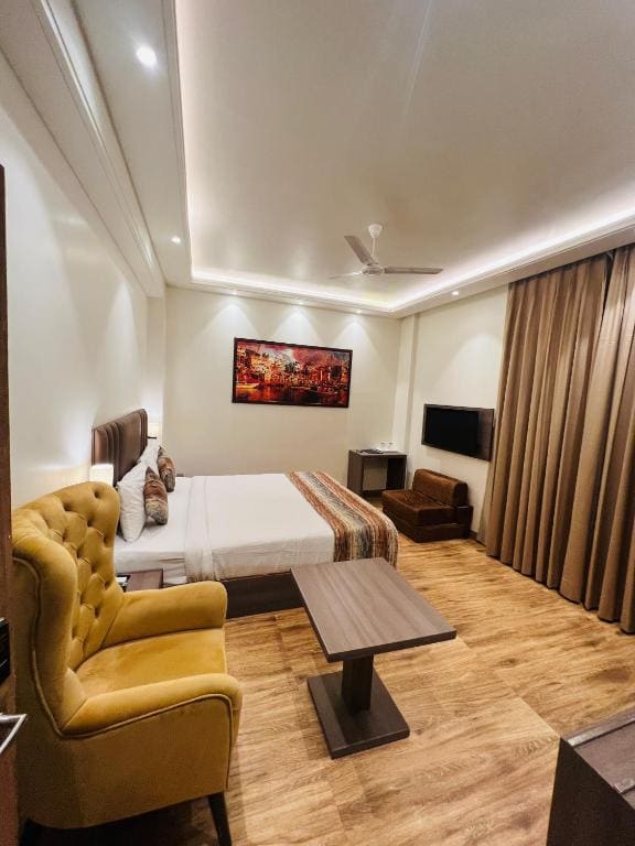 Deluxe King Room room - Image 2
