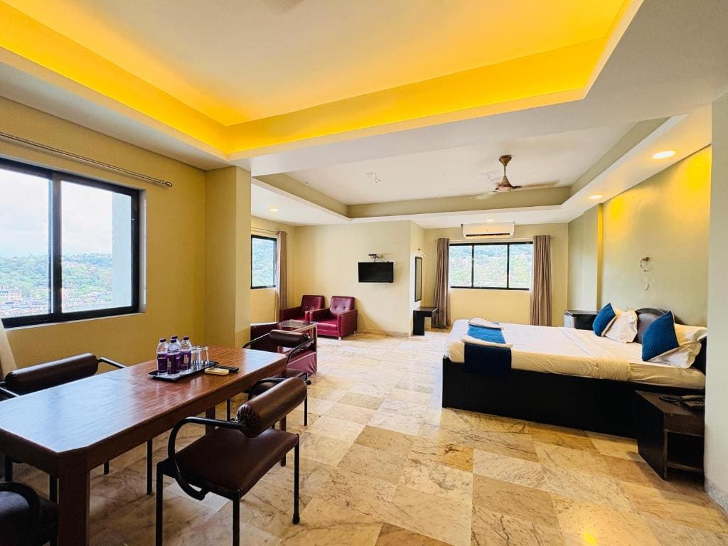 Family Room with Mountain View room - Image 1