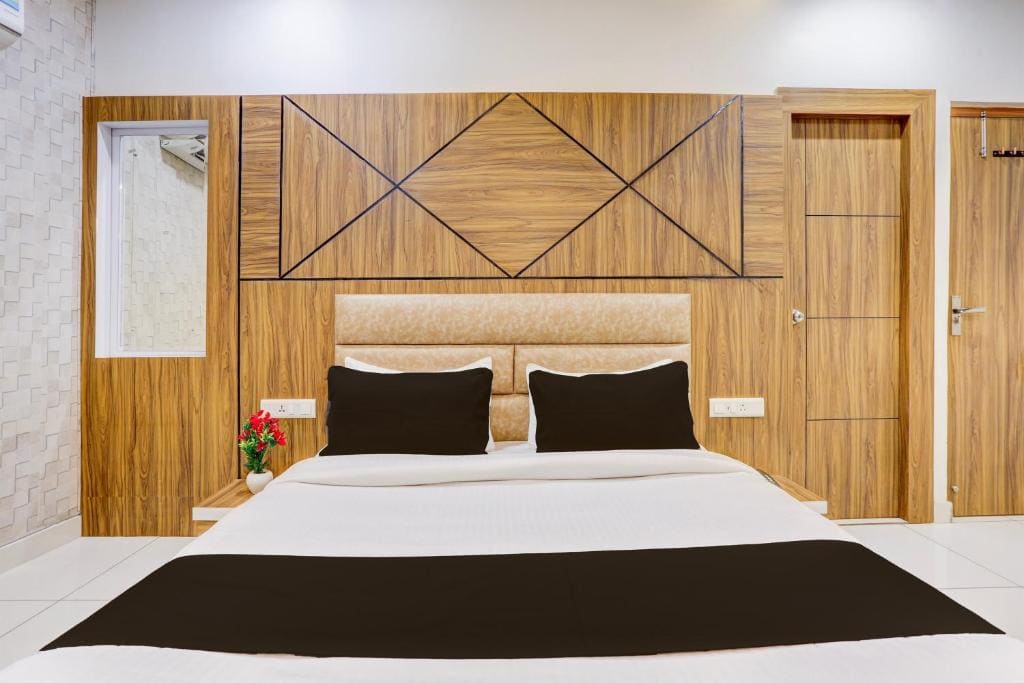 Double Room with Balcony room - Image 3