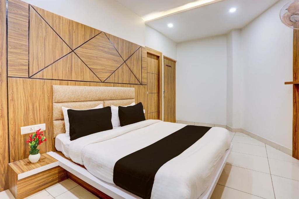 Double Room with Balcony room - Image 2