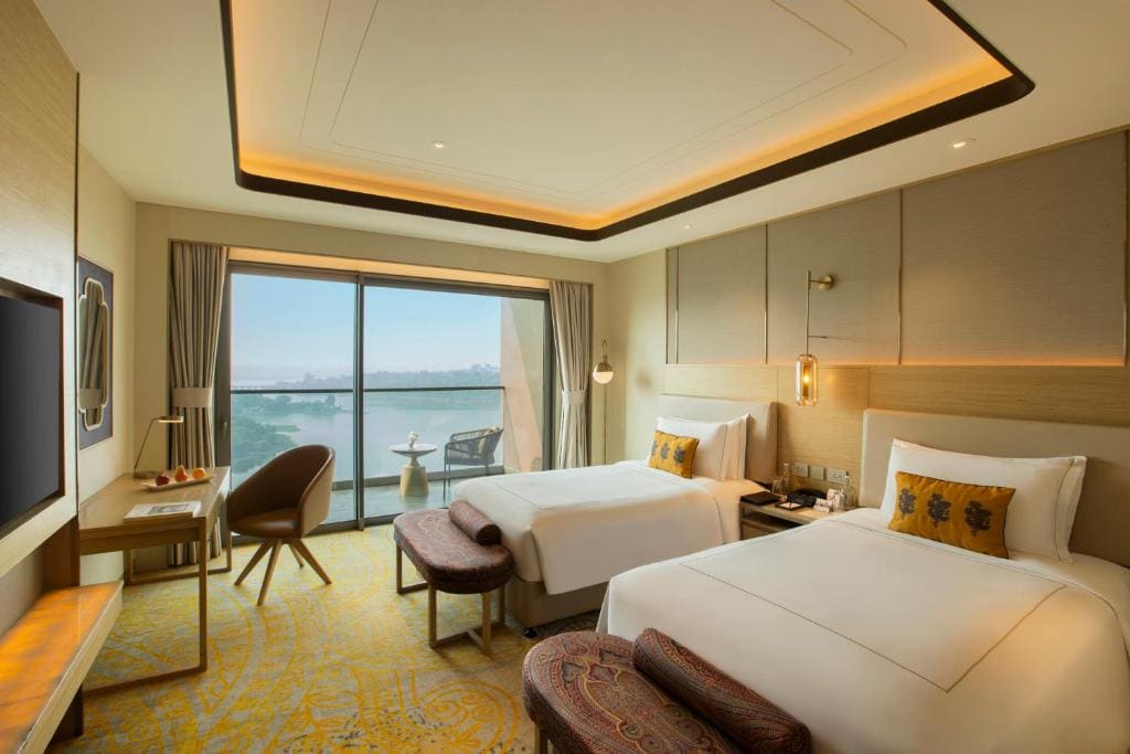 Luxury Grande Lake View Twin Bed room - Image 1