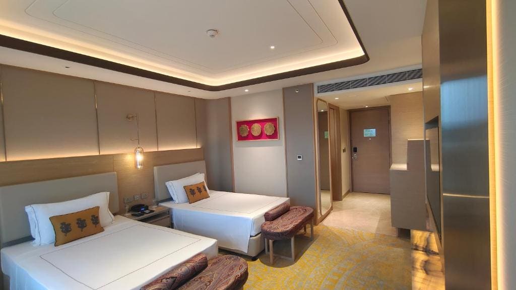 Luxury Grande Lake View Twin Bed room - Image 3