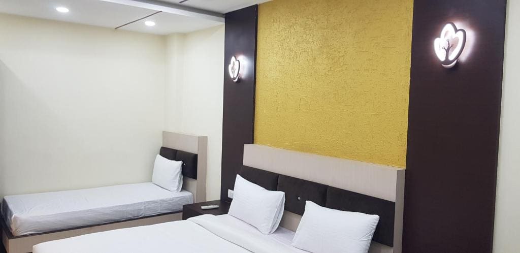 Deluxe Double Room with Bath room - Image 2