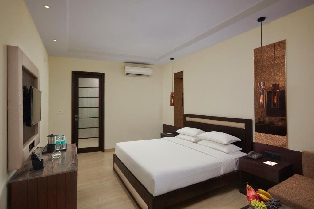 Premier Room with King Size Bed room - Image 3