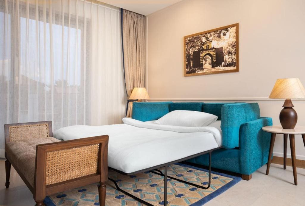 Astor Suite (Balcony with Pool View) - High Tea@ Deck 88 from 3 to 5 pm, Complimentary Liquor@ Deck 88 from 6 to 8 pm (house brands) room - Image 2