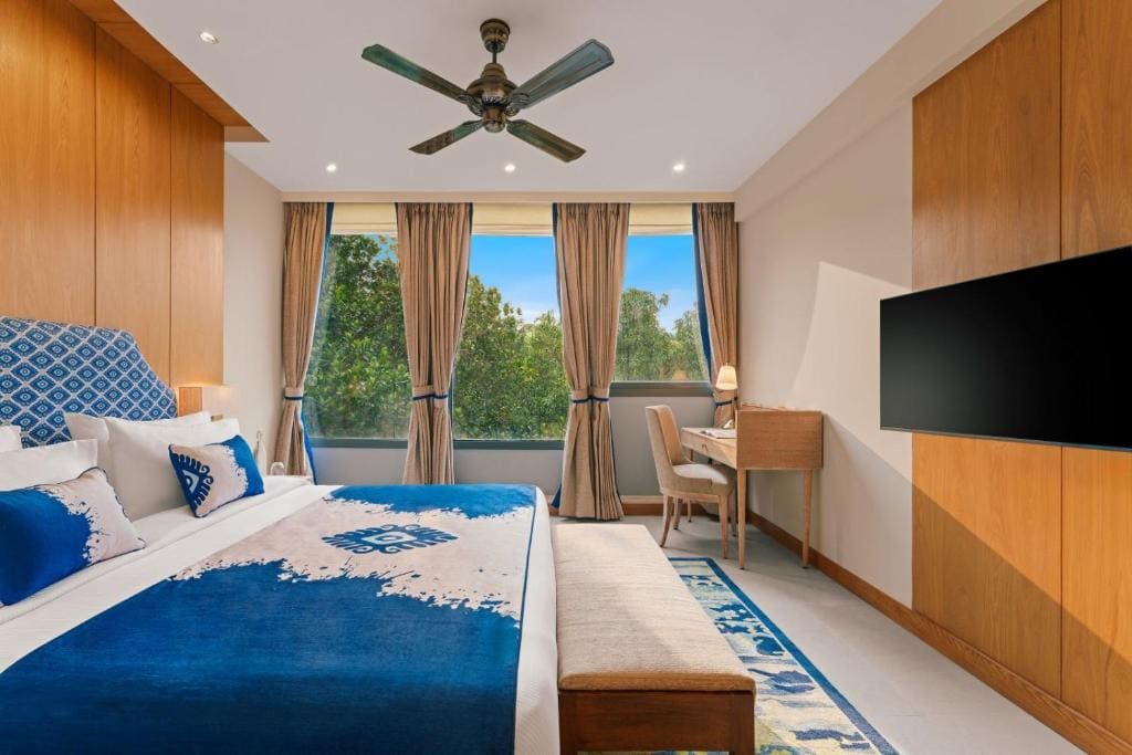 Luxury Suite - Two way airport transfer, High Tea@ Deck 88 from 3 to 5 pm, Complimentary liquor @ Deck 88 from 6 to 8 pm (premium brands), 2 signature Massages during the stay room - Image 2