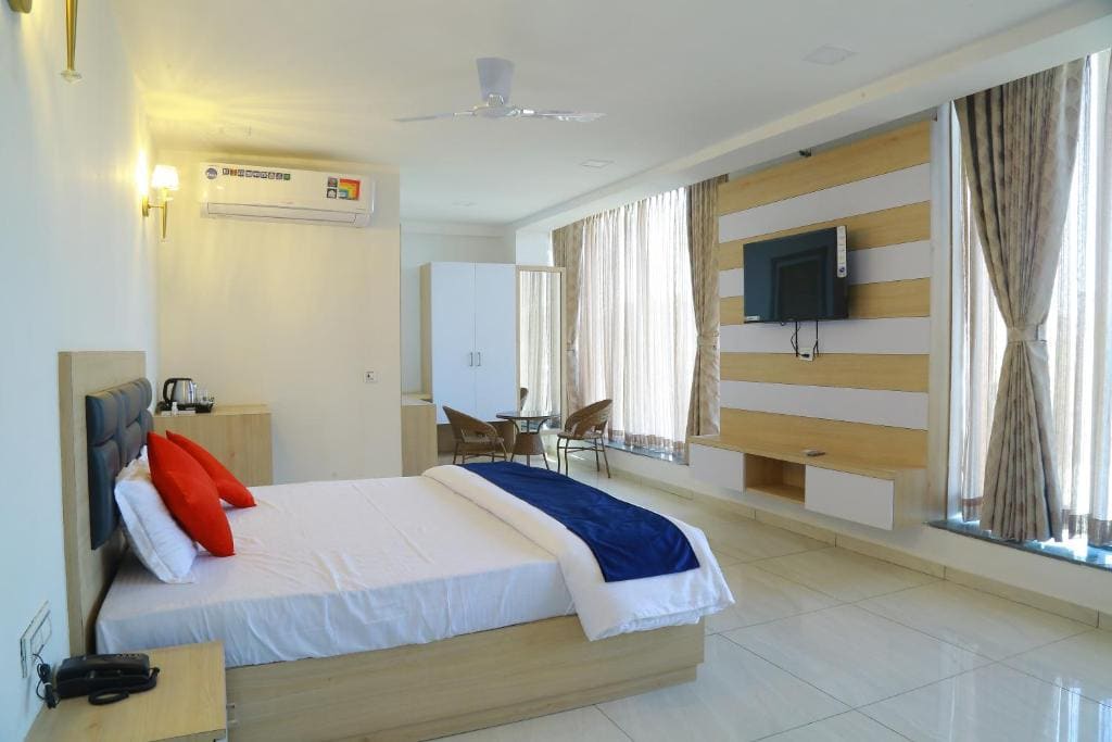Deluxe Suite room - Image 3