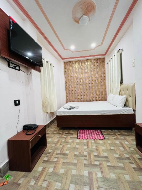 Family Room with Private Bathroom room - Image 1