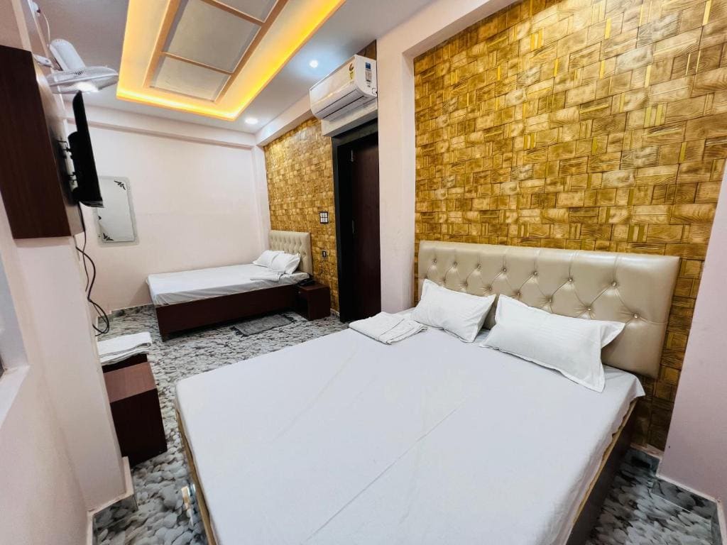 King Room with Two King Beds room - Image 1