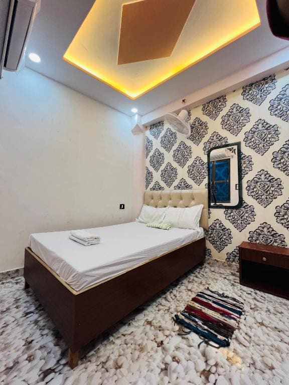 Small Single Room room - Image 1