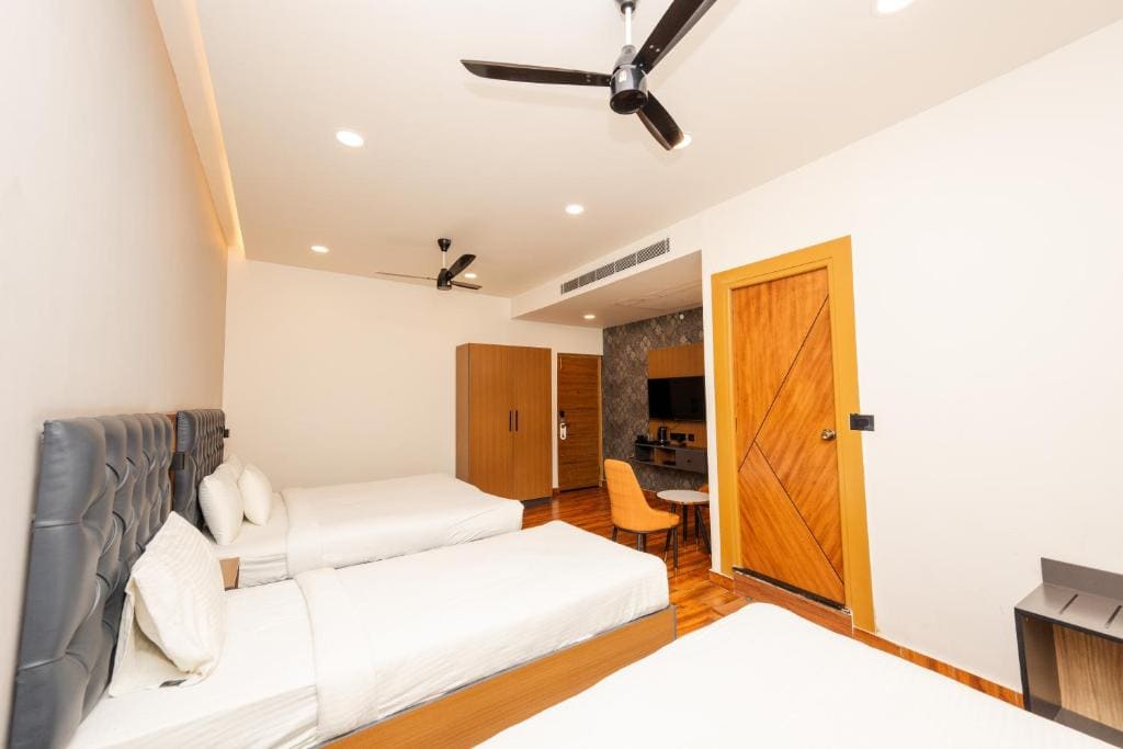 Standard Family Room room - Image 2