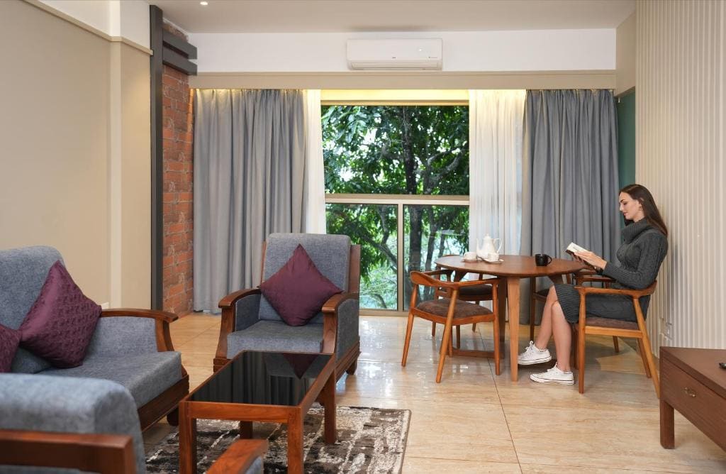 Jacuzzi Suite with 10% discount on Spa,20 % Discount On Lunch & Complimentary Tea & snacks room - Image 3
