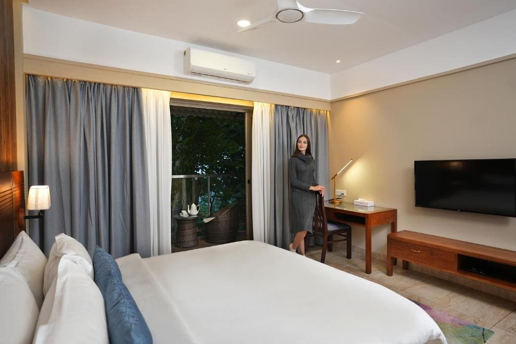 Jacuzzi Suite with 10% discount on Spa,20 % Discount On Lunch & Complimentary Tea & snacks room - Image 2