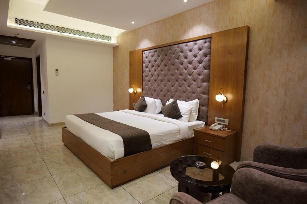 Deluxe King Room room - Image 3