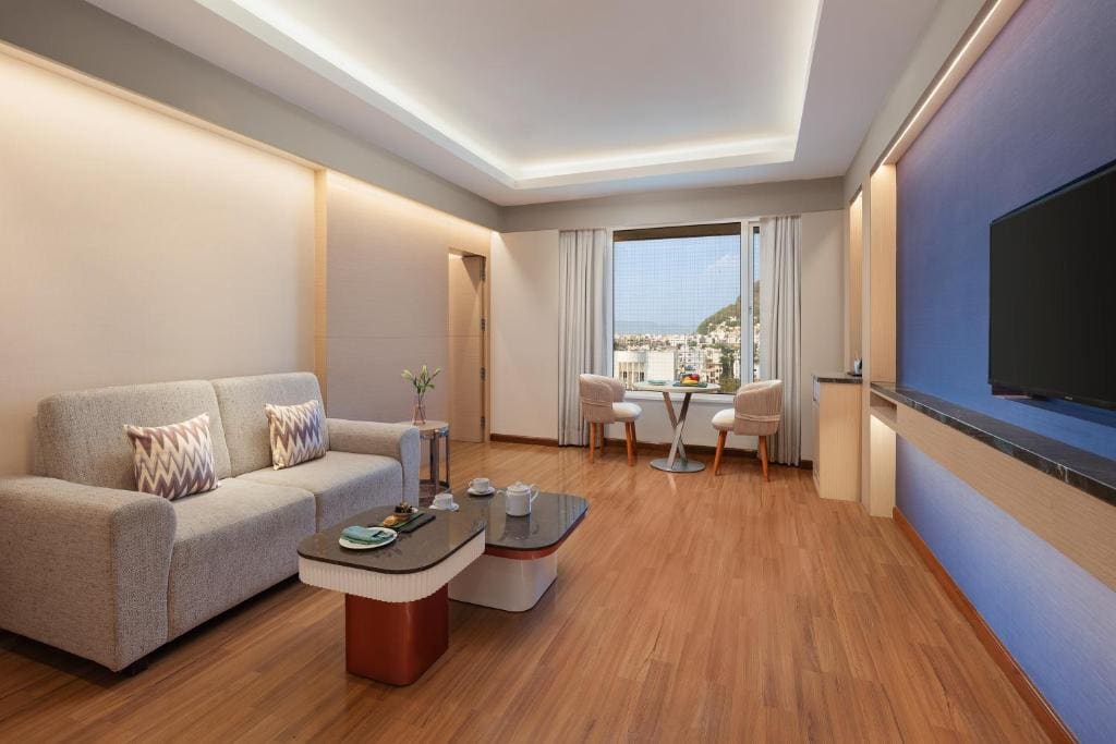 Executive Suite King bed room - Image 1