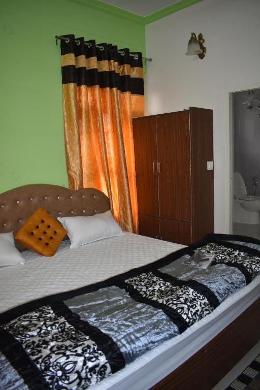 Double Room with Mountain View room - Image 2