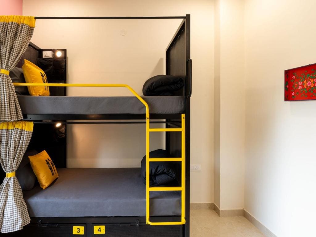 Bed in 4 Bed Mixed Dormitory with City View room - Image 3