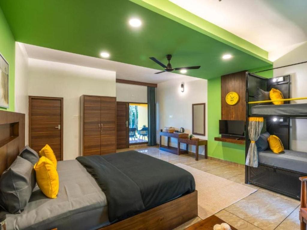 Standard Quadruple Room room - Image 2