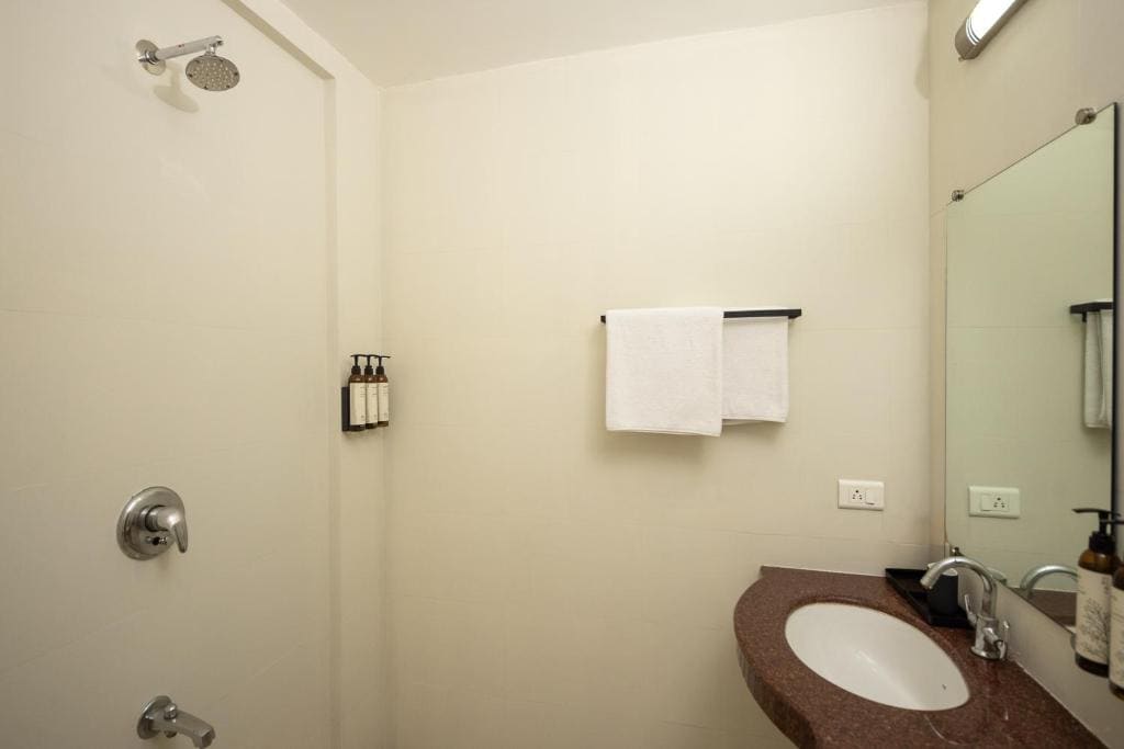 Double Room with Balcony room - Image 3