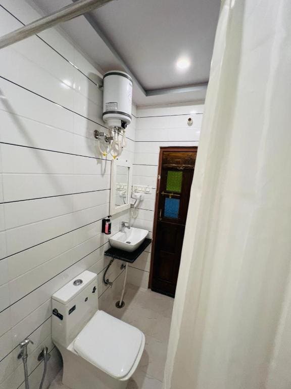 Deluxe Double Room with Balcony room - Image 2