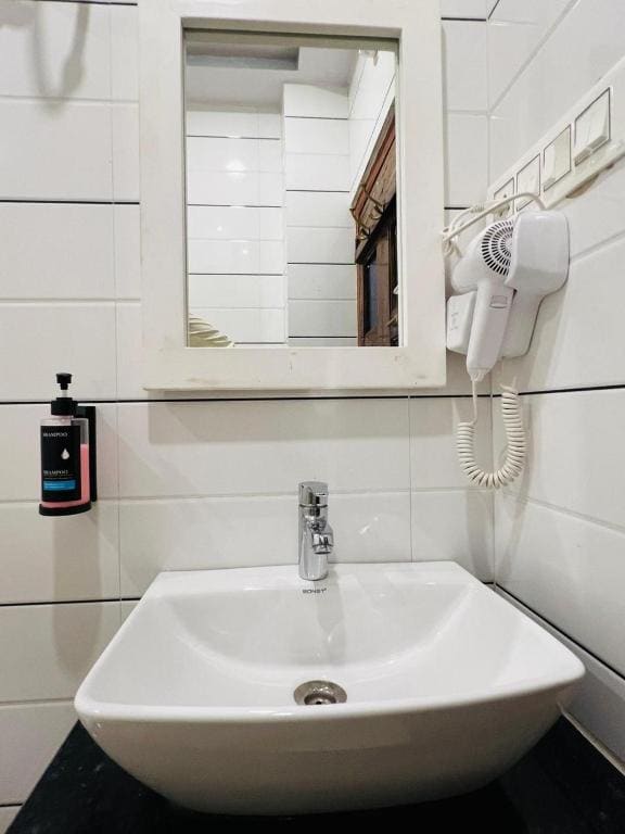 Deluxe Double Room with Balcony room - Image 3