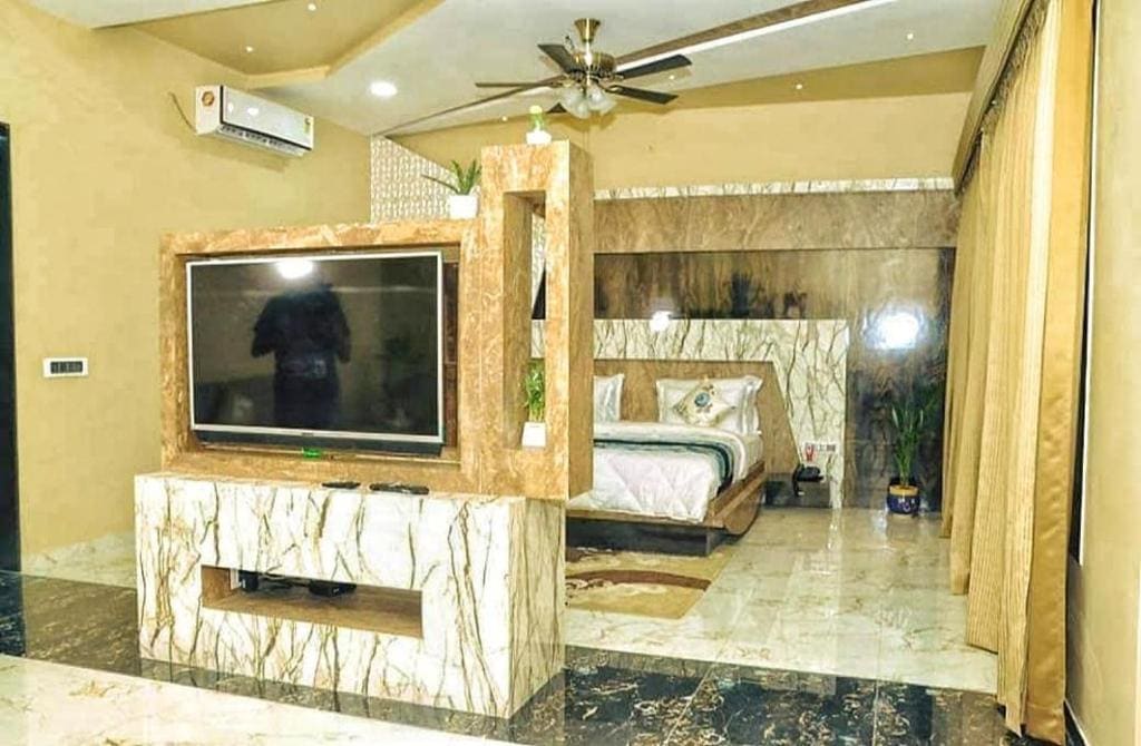 King Suite with Pool View room - Image 2