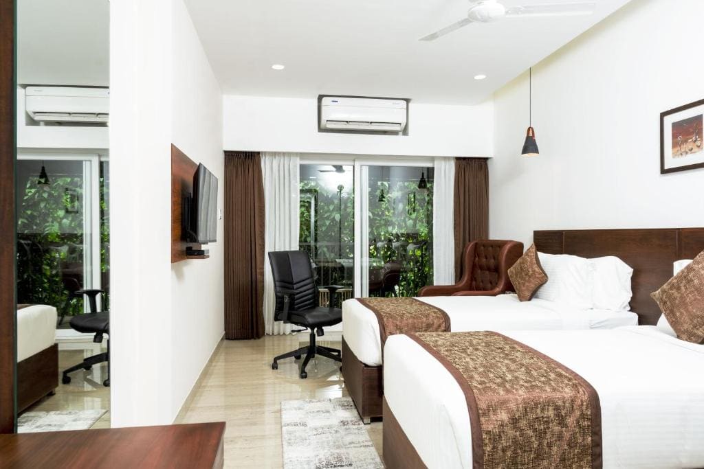 Deluxe Double or Twin Room with Balcony room - Image 3