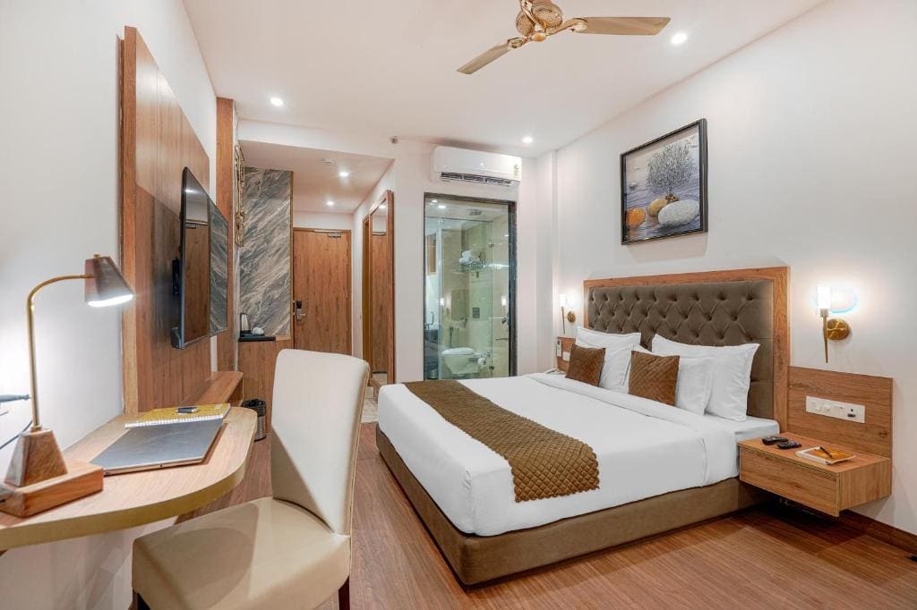 Deluxe Double Room with Balcony room - Image 3