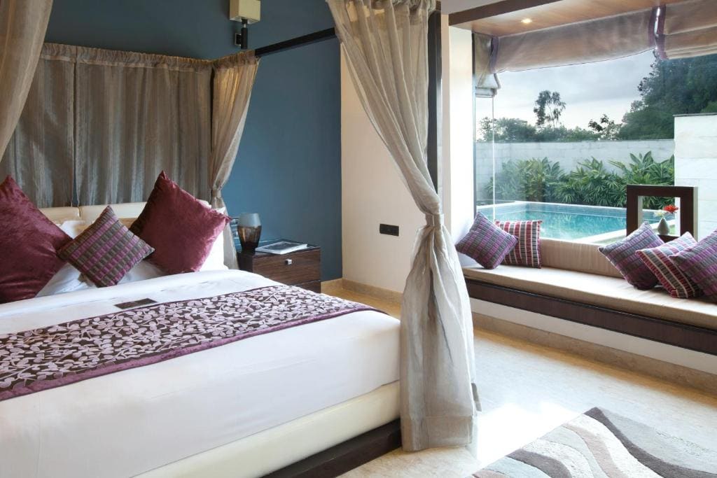 Estate Pool Villa Double Bed and 10% discount on spa services room - Image 1