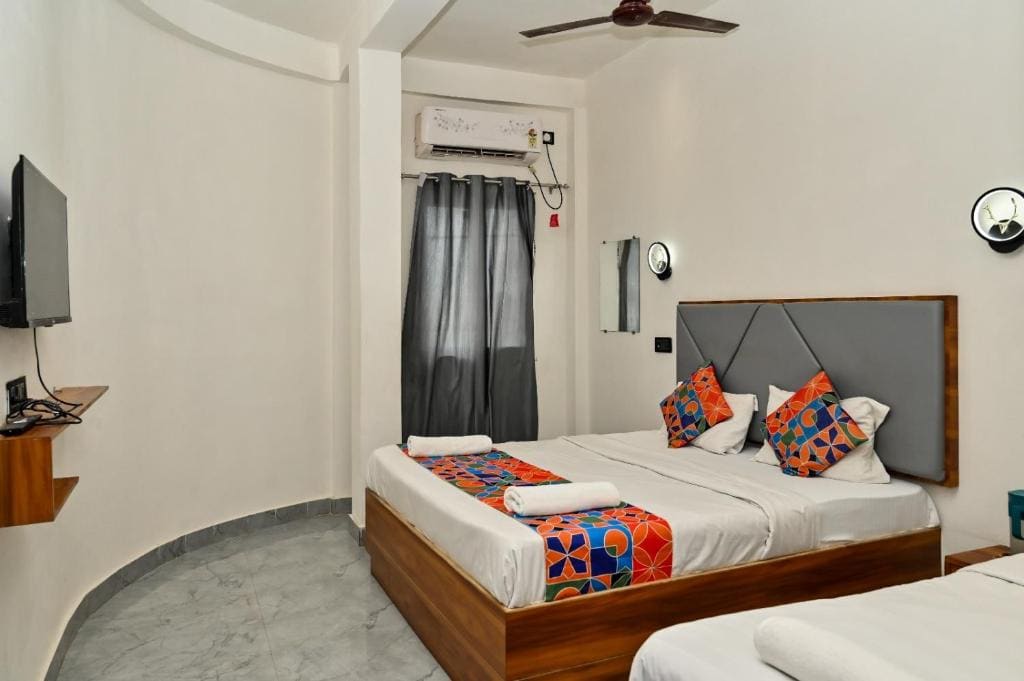 Superior Family Room room - Image 3