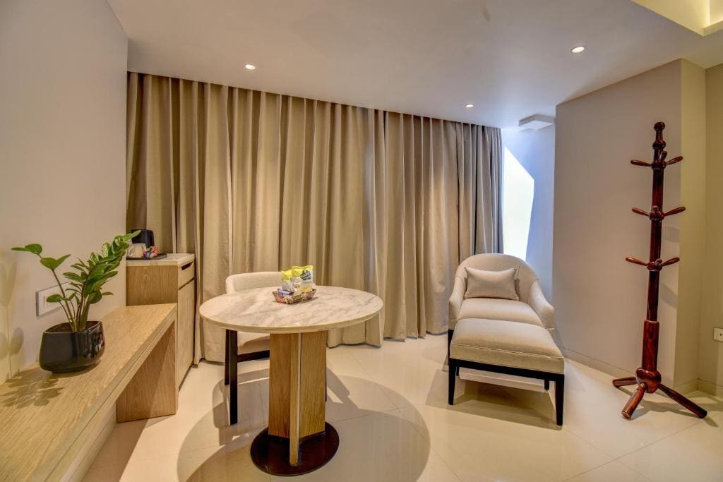 Deluxe King Room room - Image 3