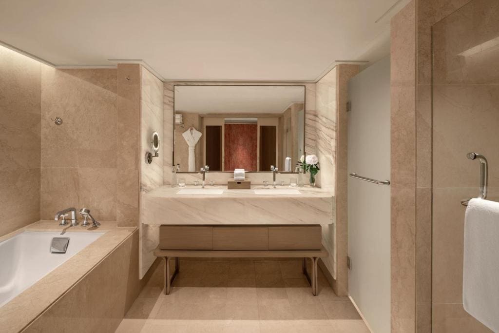 Conservatory Premier Room, 1 King, Lagoon View room - Image 3