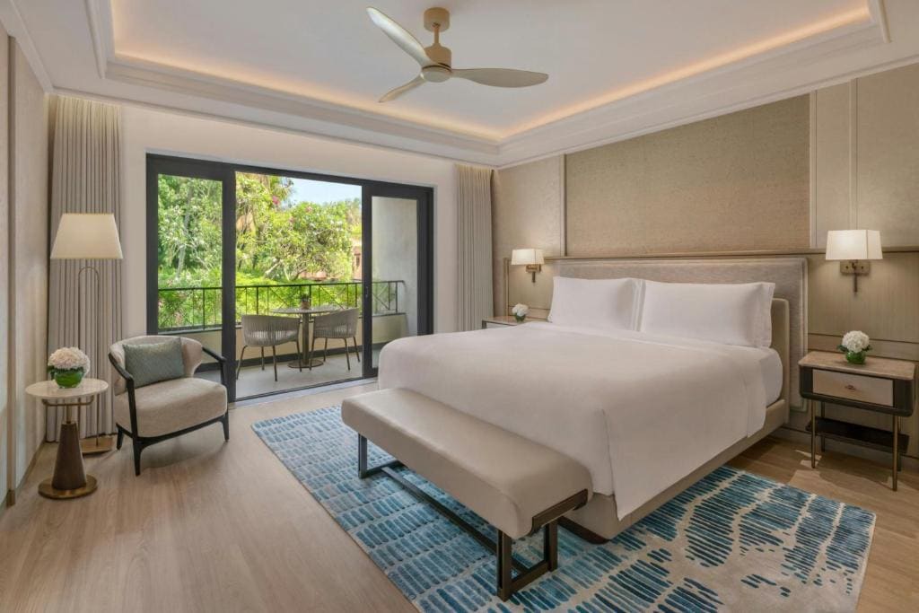 Caroline Astor Suite, Lagoon View room - Image 2