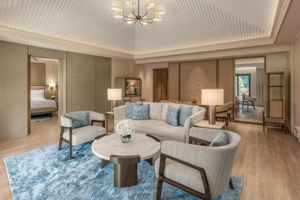 Caroline Astor Suite, Lagoon View room - Image 1