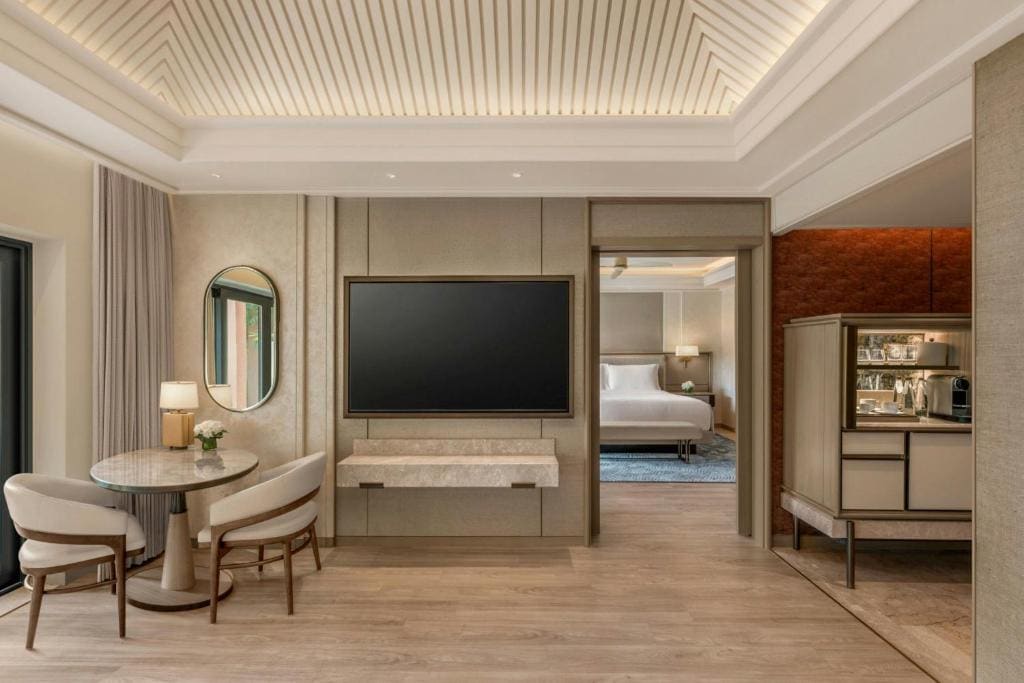 St. Regis Suite, Lagoon View room - Image 3