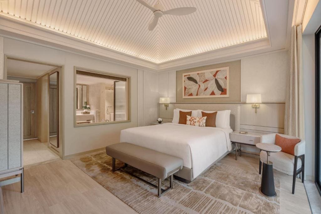 Lagoon Grand Deluxe, 1 King, Lagoon View room - Image 3