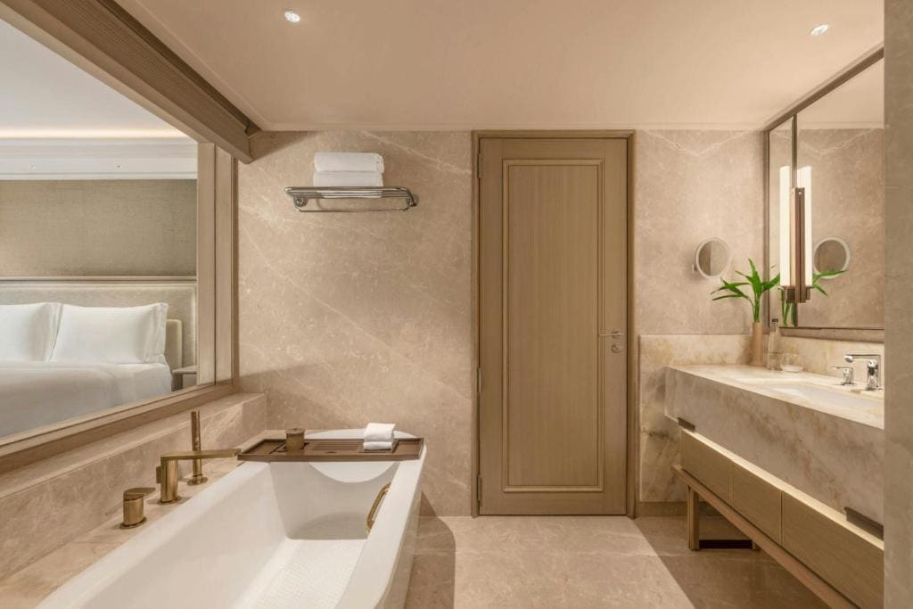 Caroline Astor Suite, Lagoon View room - Image 3