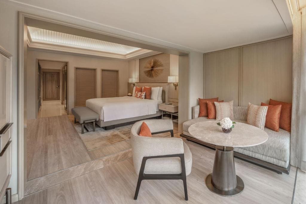 Conservatory Premier Room, 1 King, Lagoon View room - Image 2