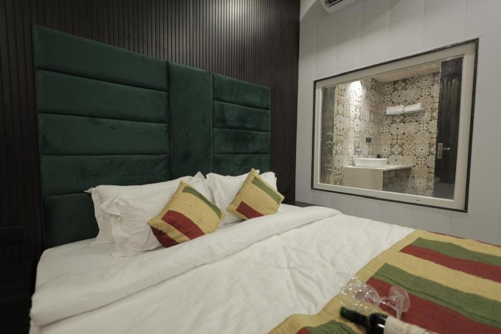 Double Room with Pool View room - Image 2
