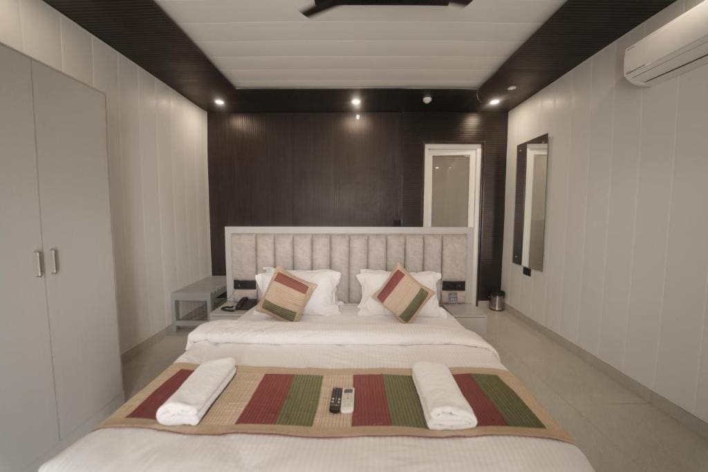 Double Room with Pool View room - Image 1