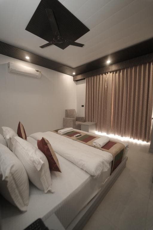 Double Room with Pool View room - Image 3