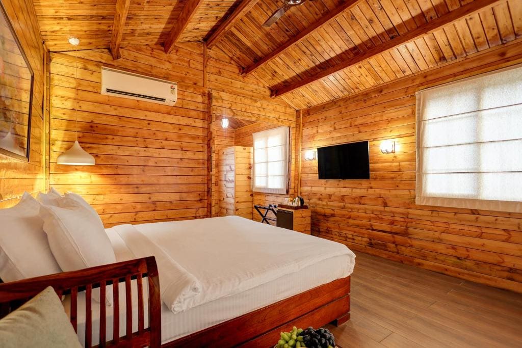 Double Room with Pool View room - Image 2
