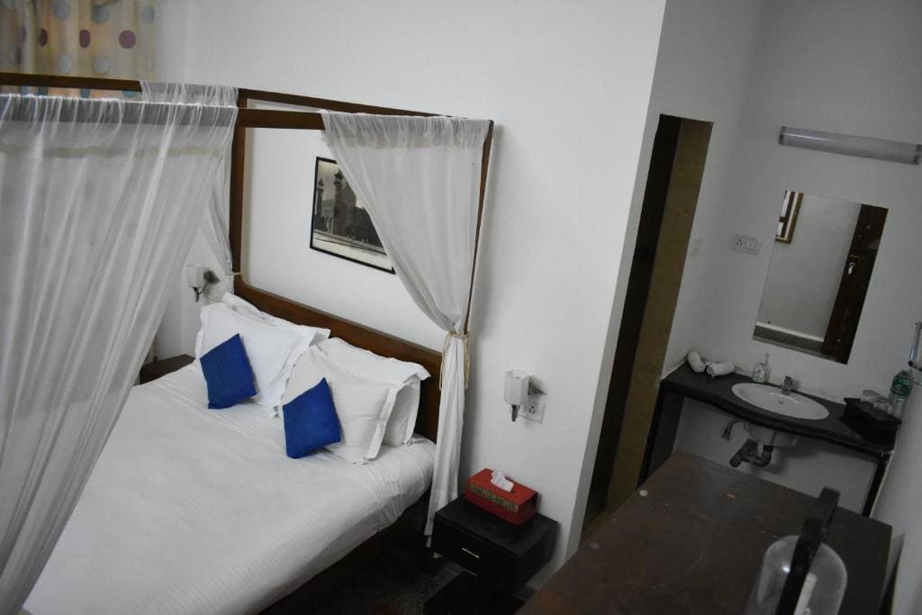 Cozy Double Room room - Image 1
